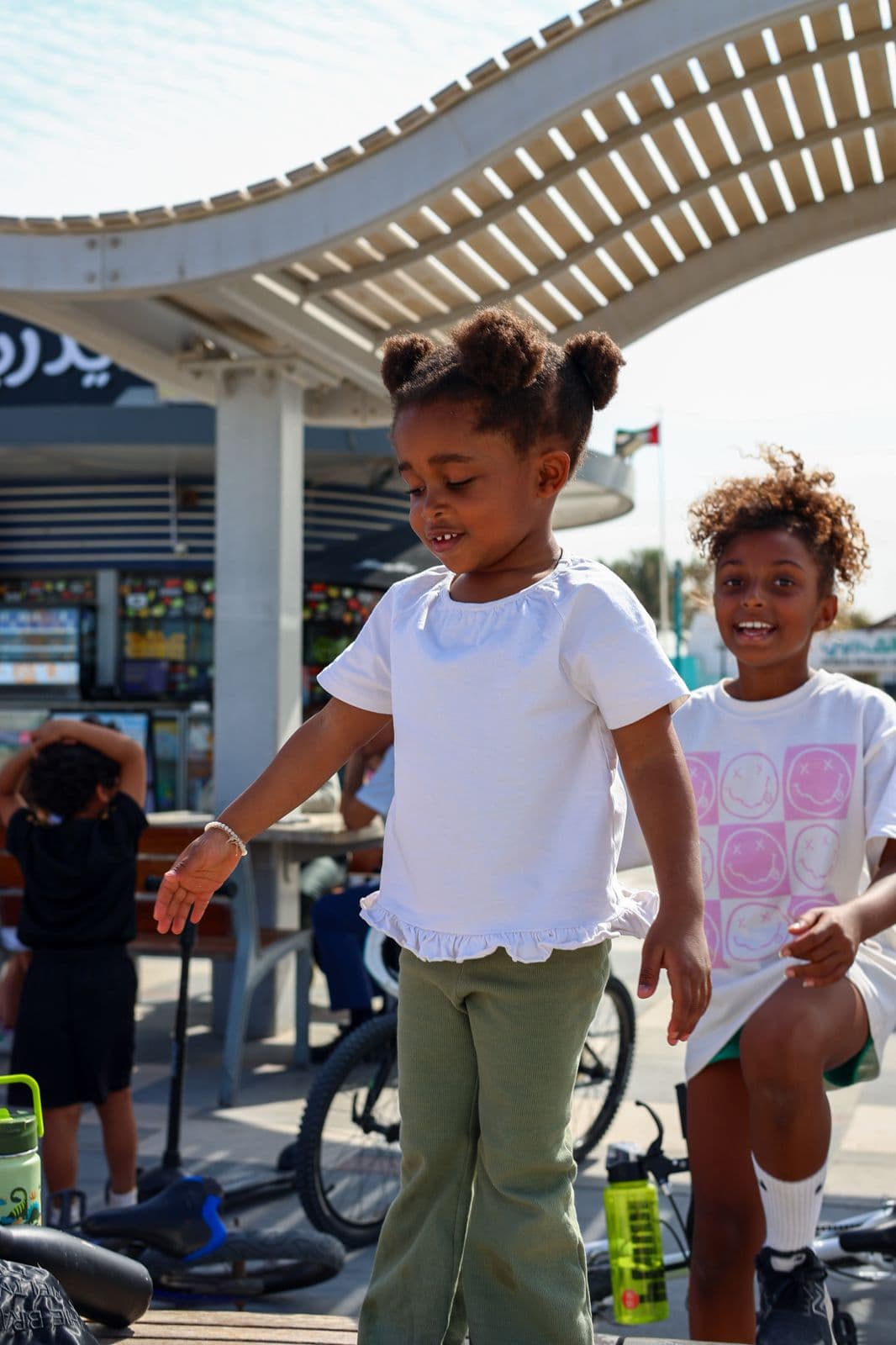 Deux fillettes avec leurs vélos lors d'une sortie extrascolaire à Dubaï